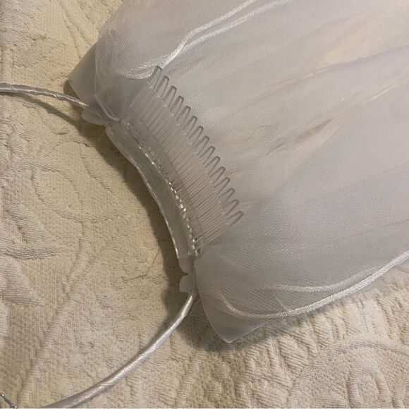 Beautiful White Beaded Tiara Style Bow Short Wedding Veil - Picture 4 of 8